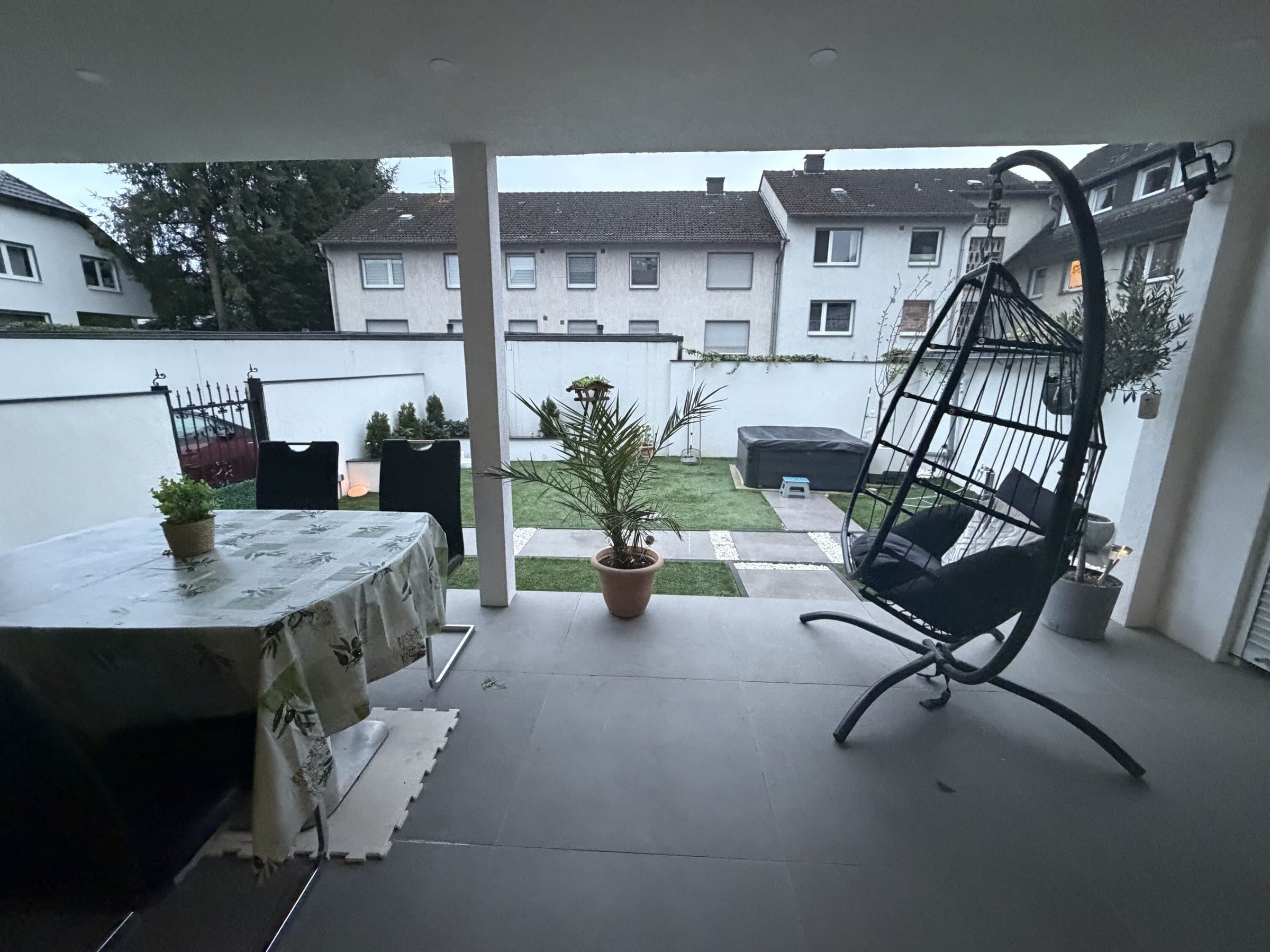 Terrasse mit Hängesessel und Blick in den Garten