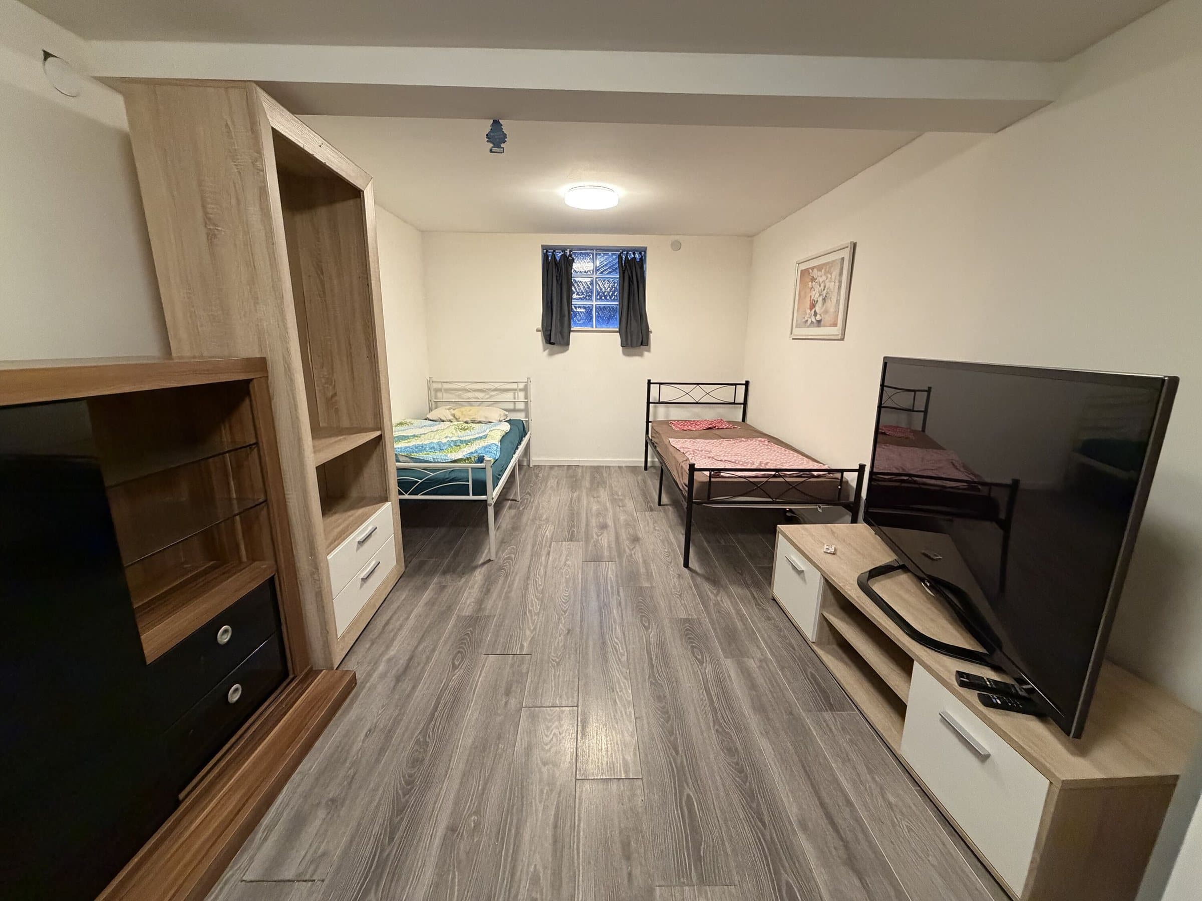 Schlafzimmer mit zwei Einzelbetten