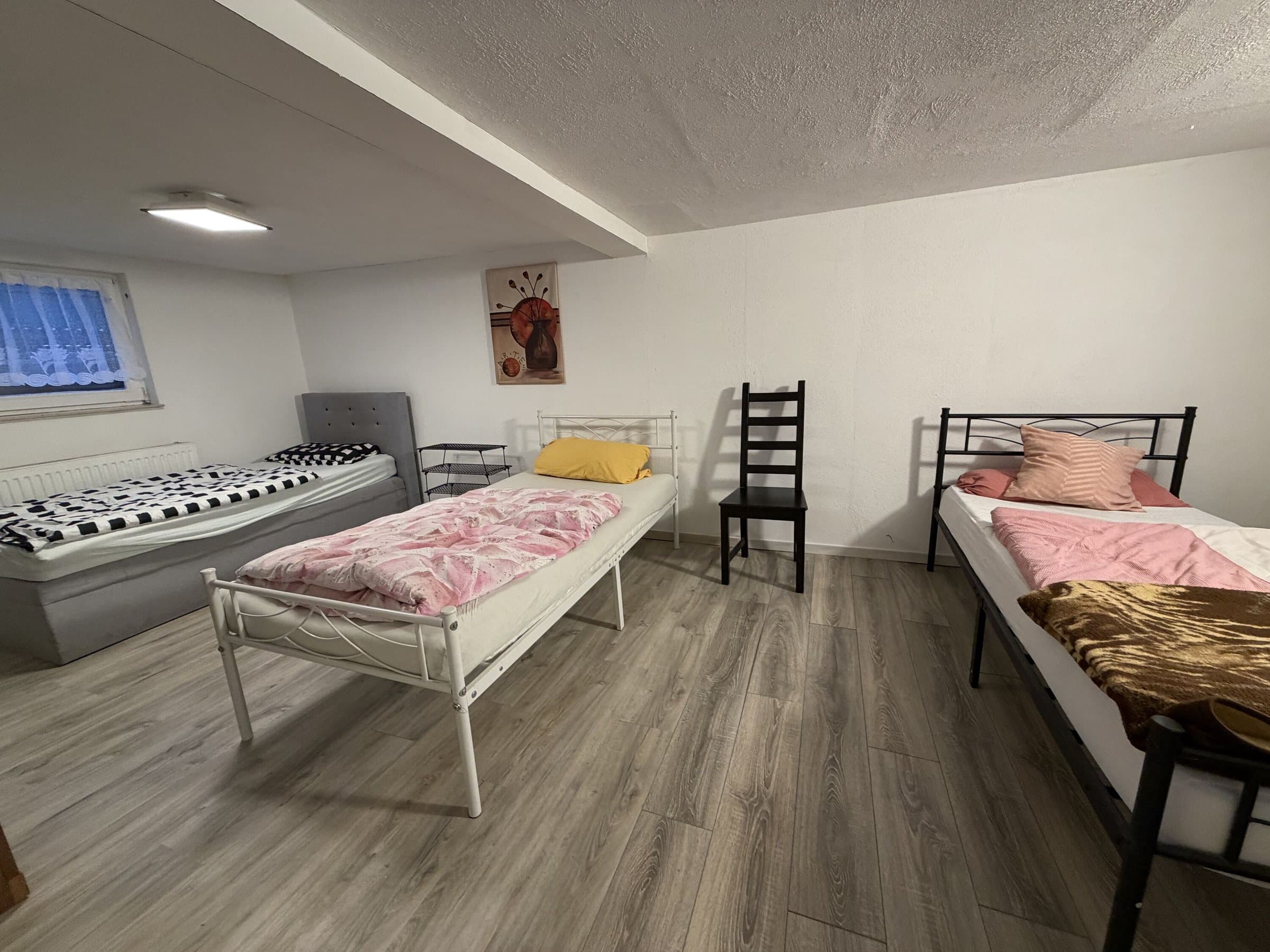 Schlafzimmer mit zwei Einzelbetten