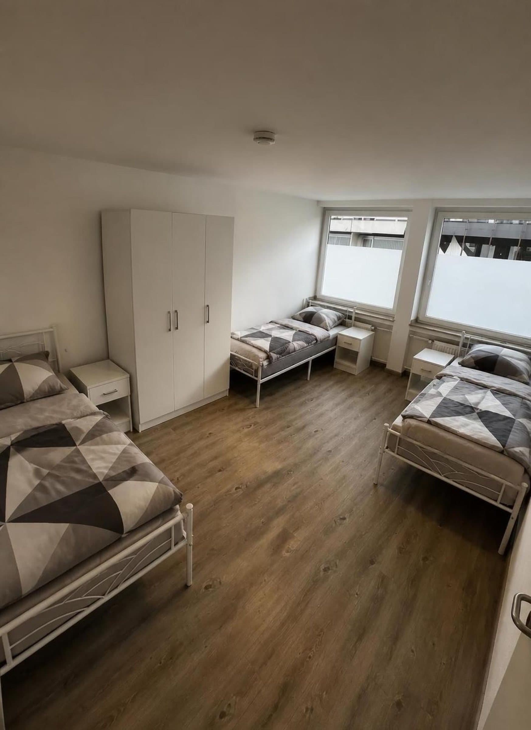 Schlafzimmer mit zwei Einzelbetten und Schrank