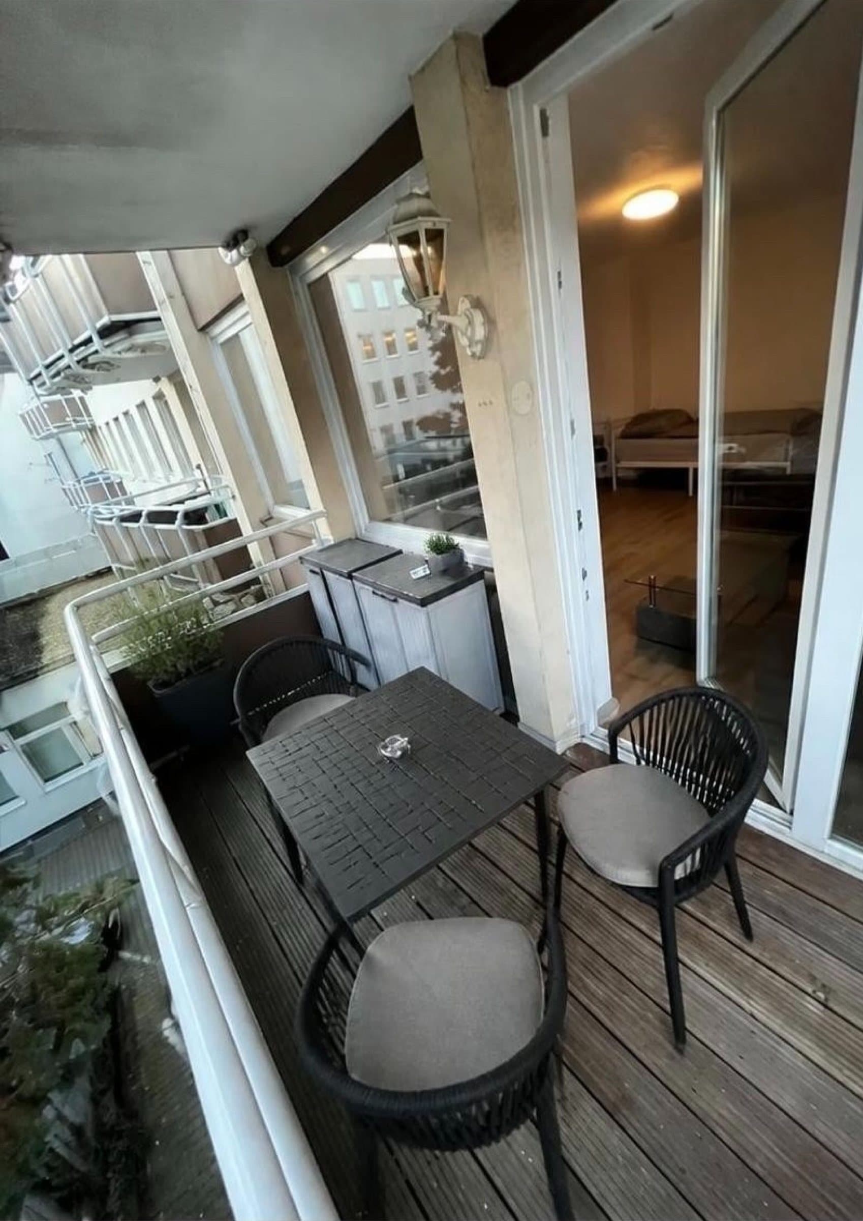 Balkon mit Bistrotisch und Stühlen