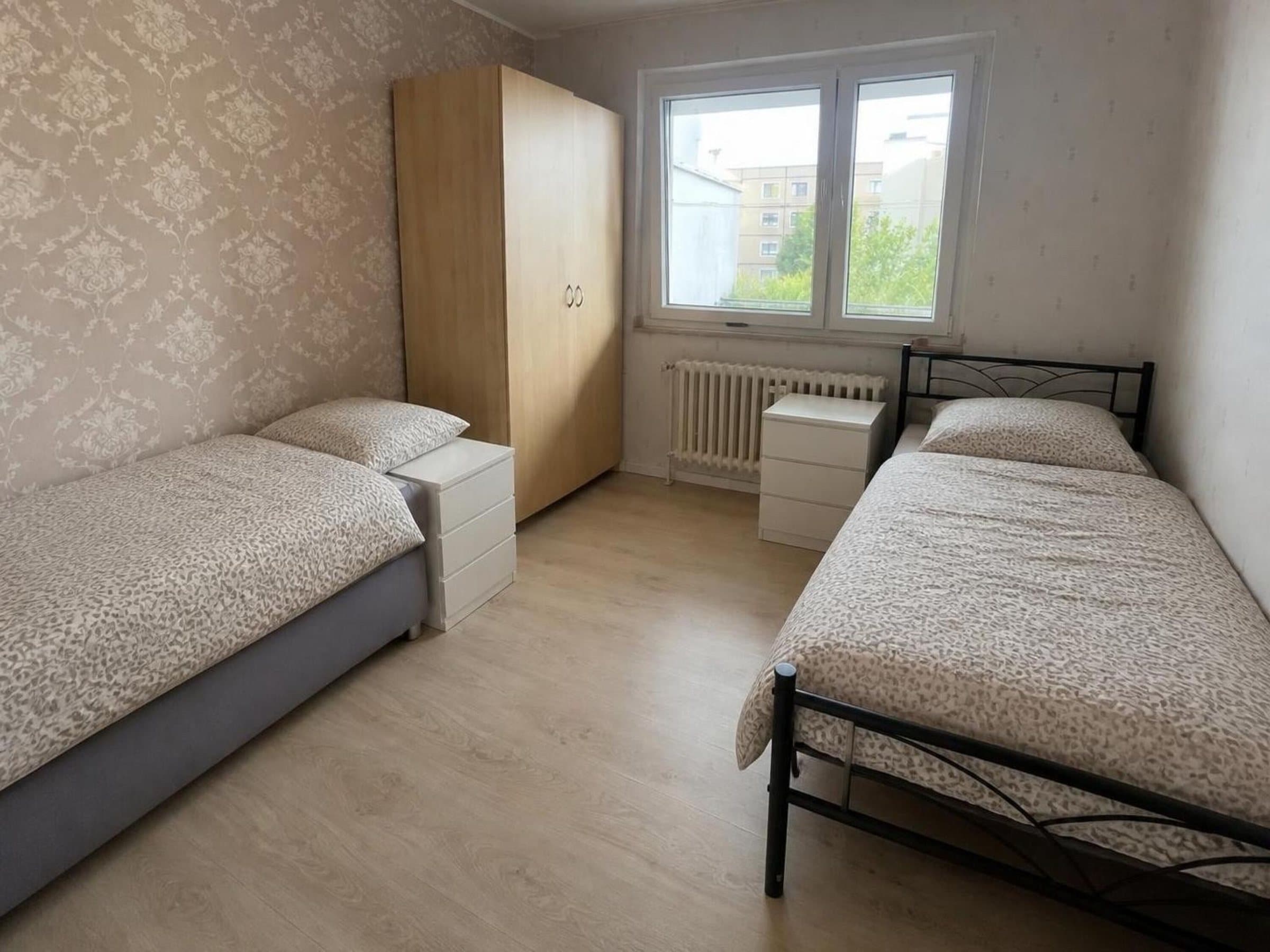 Schlafzimmer mit zwei Einzelbetten