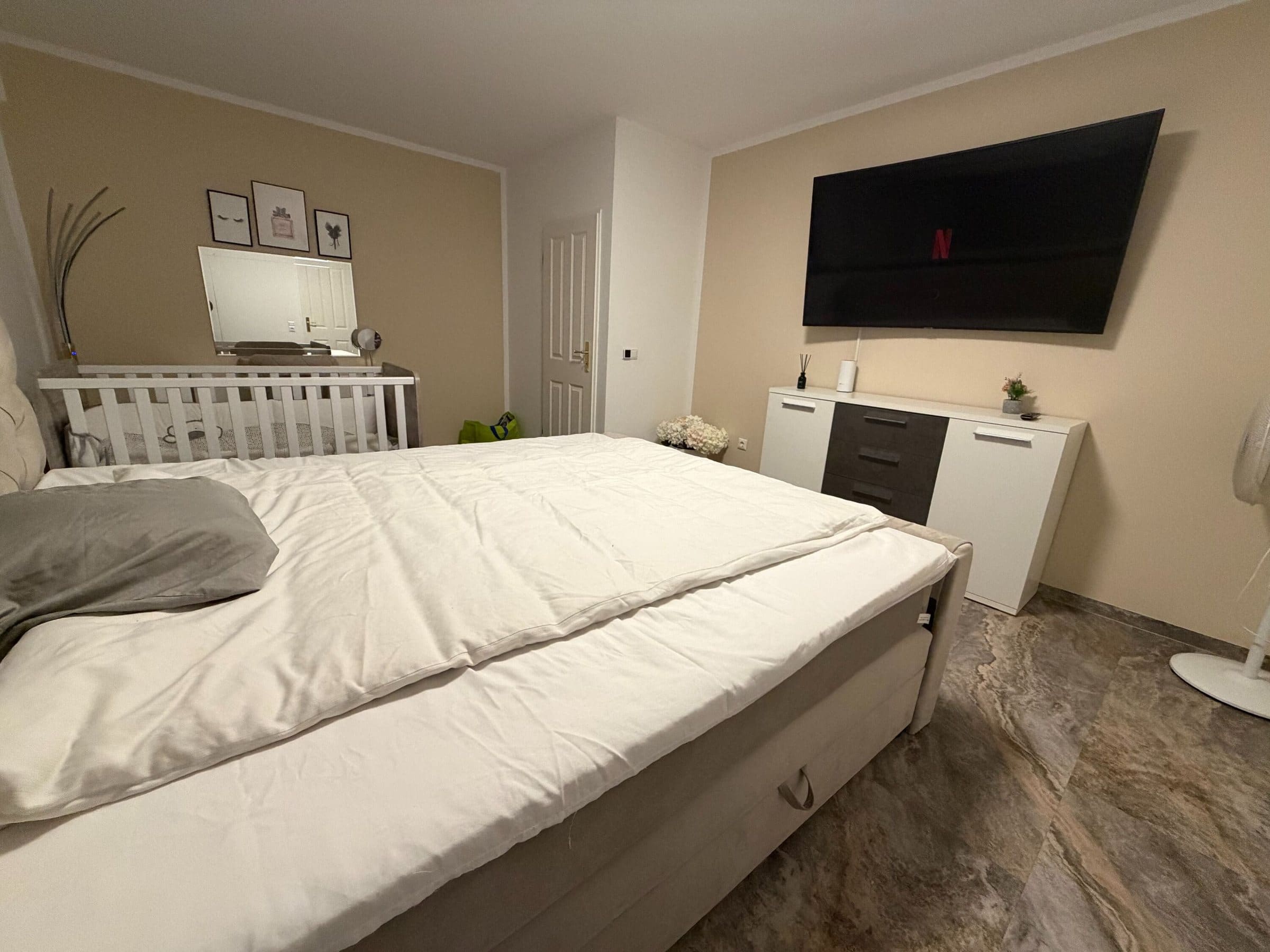 Schlafzimmer mit Kingsize-Bett