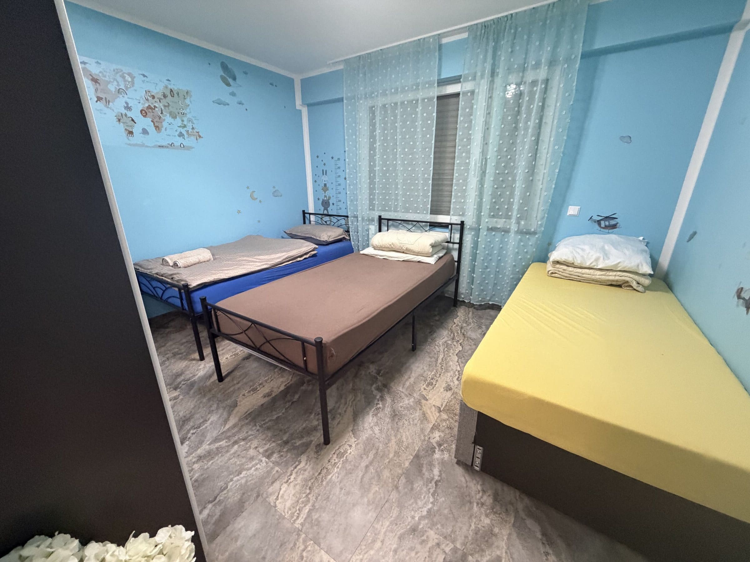 Schlafzimmer mit drei Einzelbetten