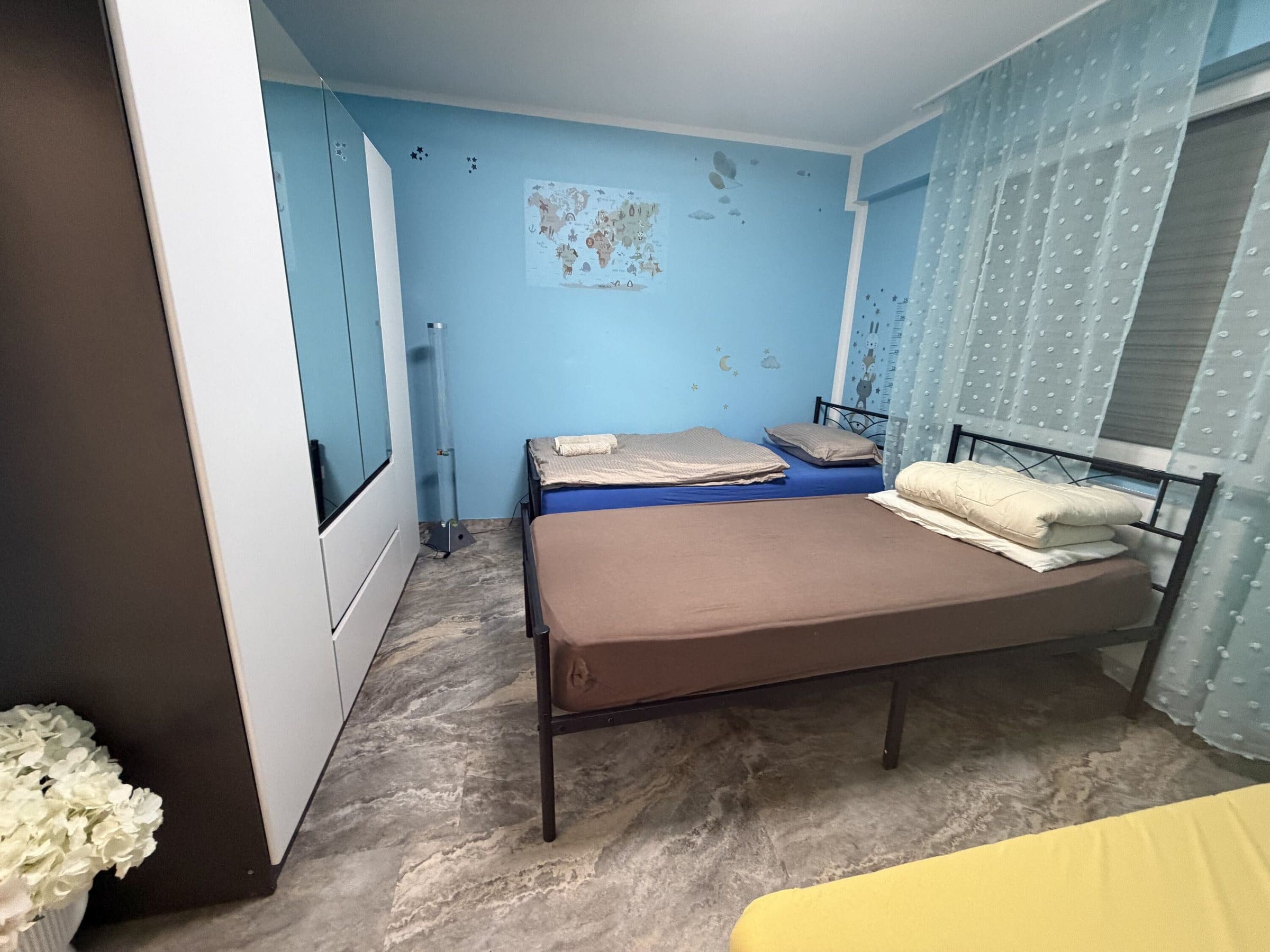 Schlafzimmer mit Einzelbetten und Fenster