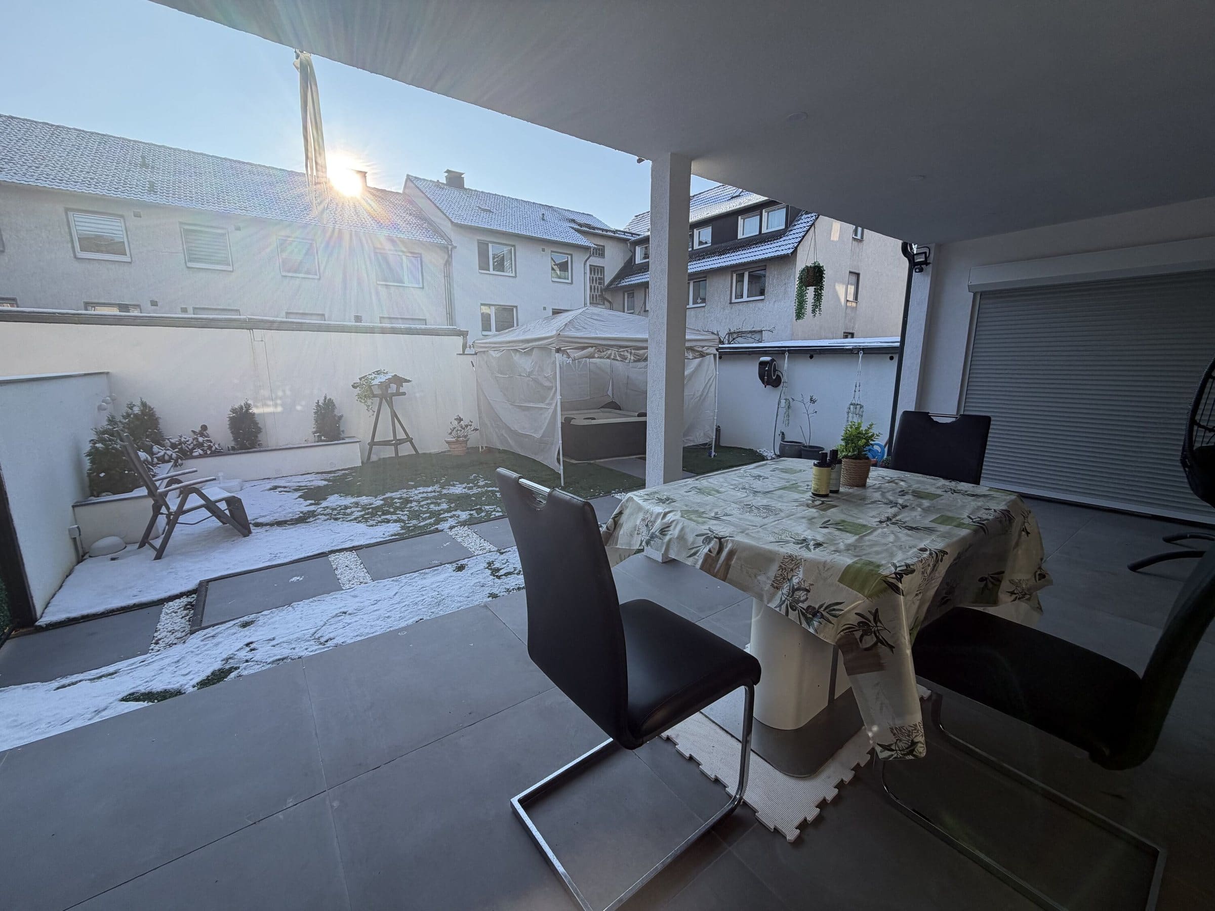 Terrasse mit Esstisch im Winter