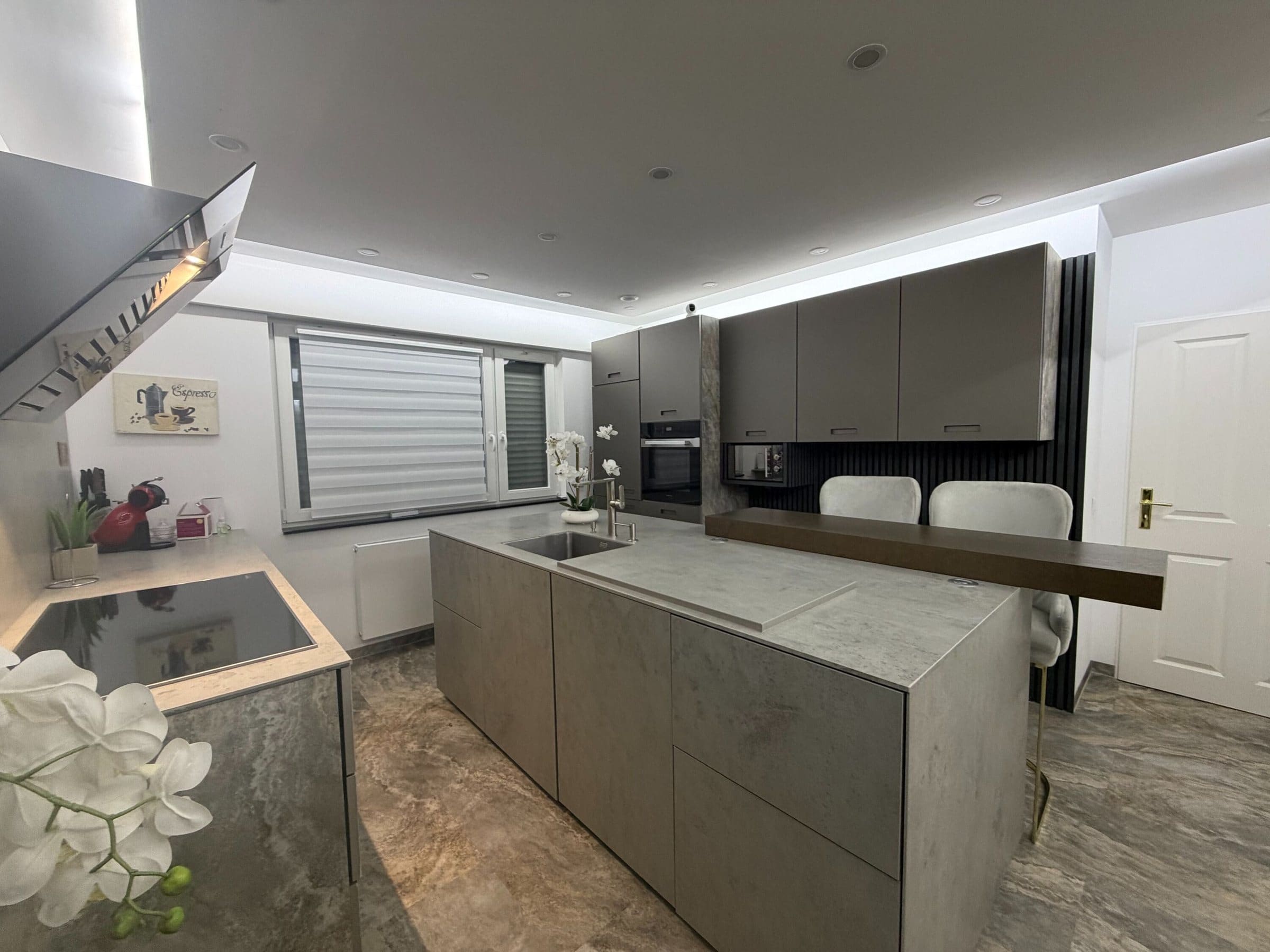 Küche mit Herd und Backofen