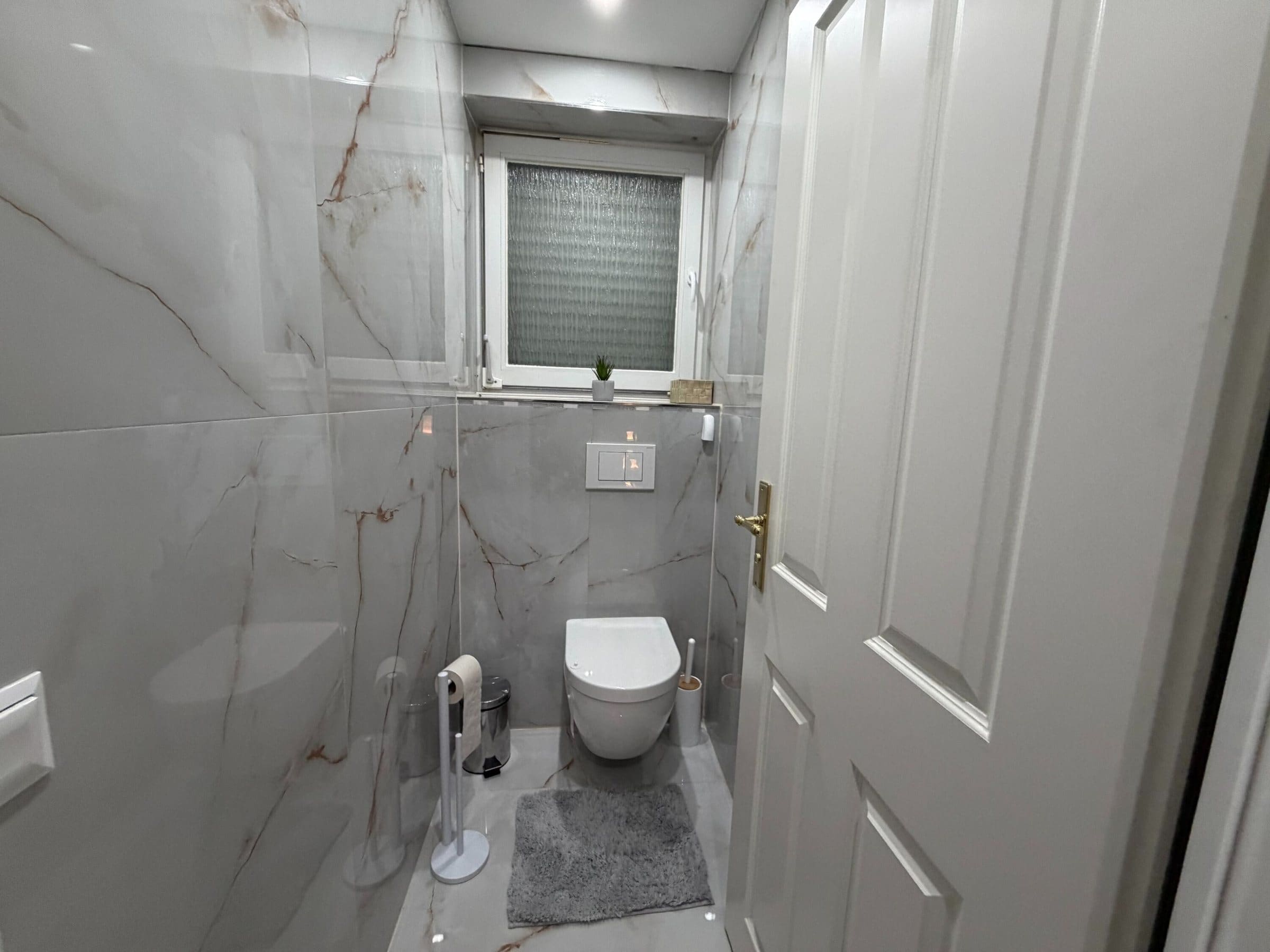 Gäste-WC in Marmor-Optik