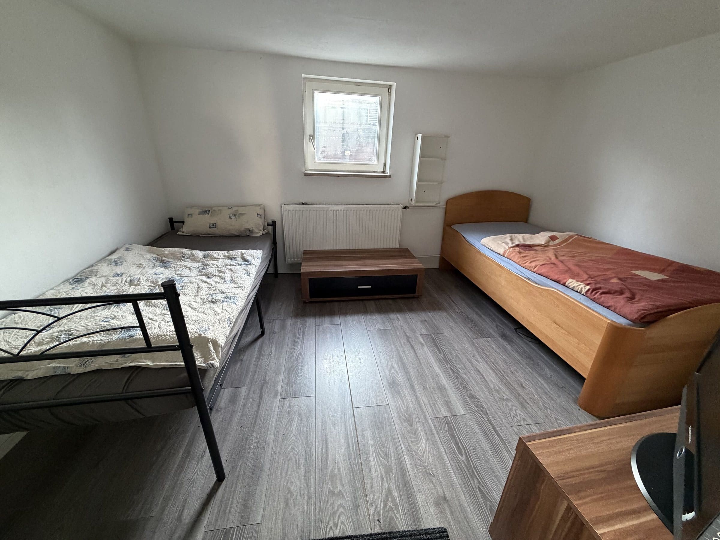 Schlafzimmer mit zwei Einzelbetten