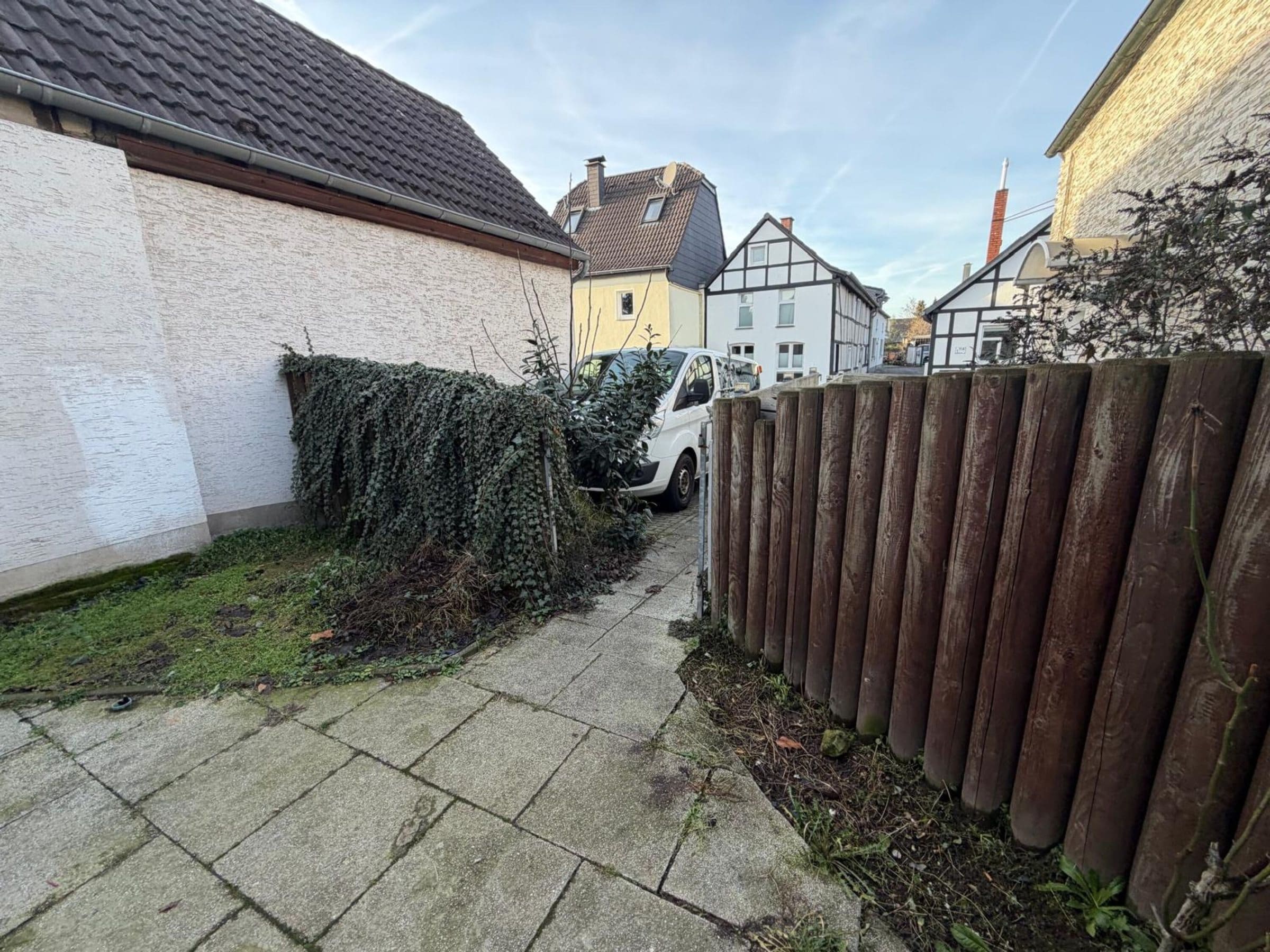 Garten mit Holzzaun