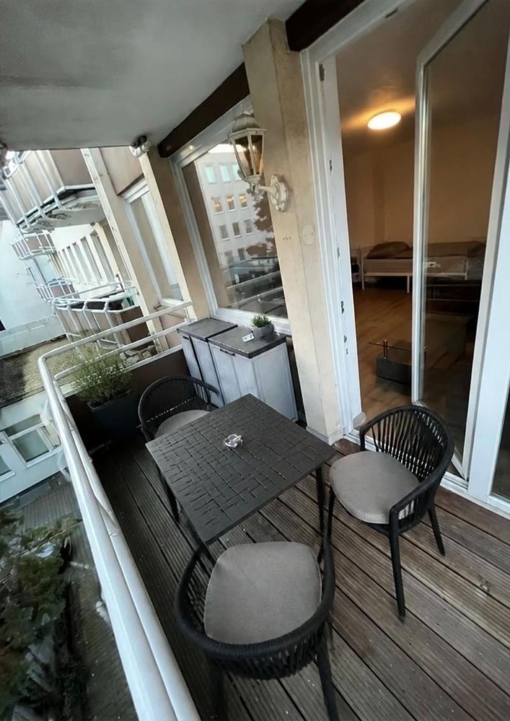 Balkon mit Bistrotisch und Stühlen