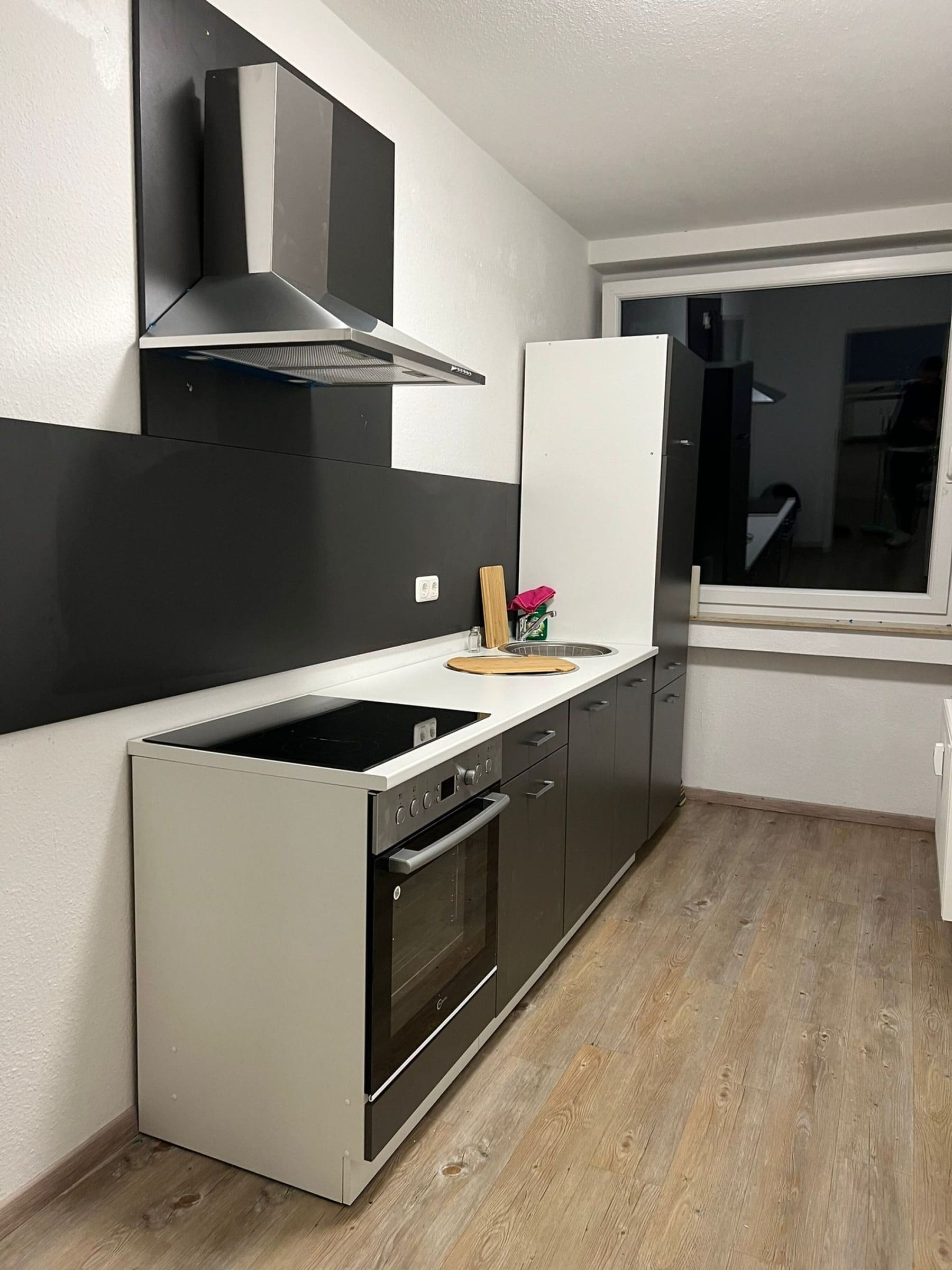Küche mit Herd, Backofen und Dunstabzug