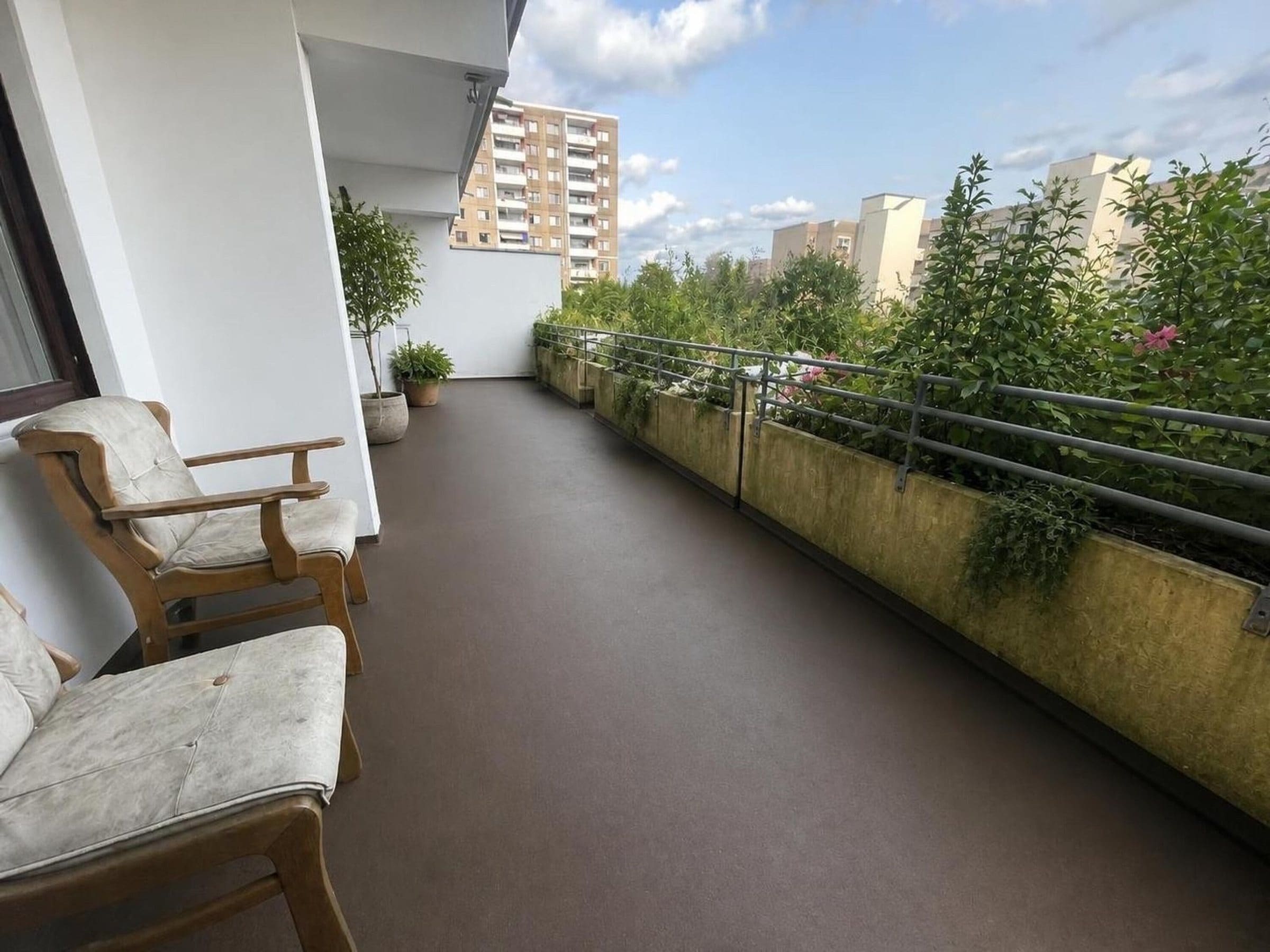 Große Terrasse mit Blick ins Grüne